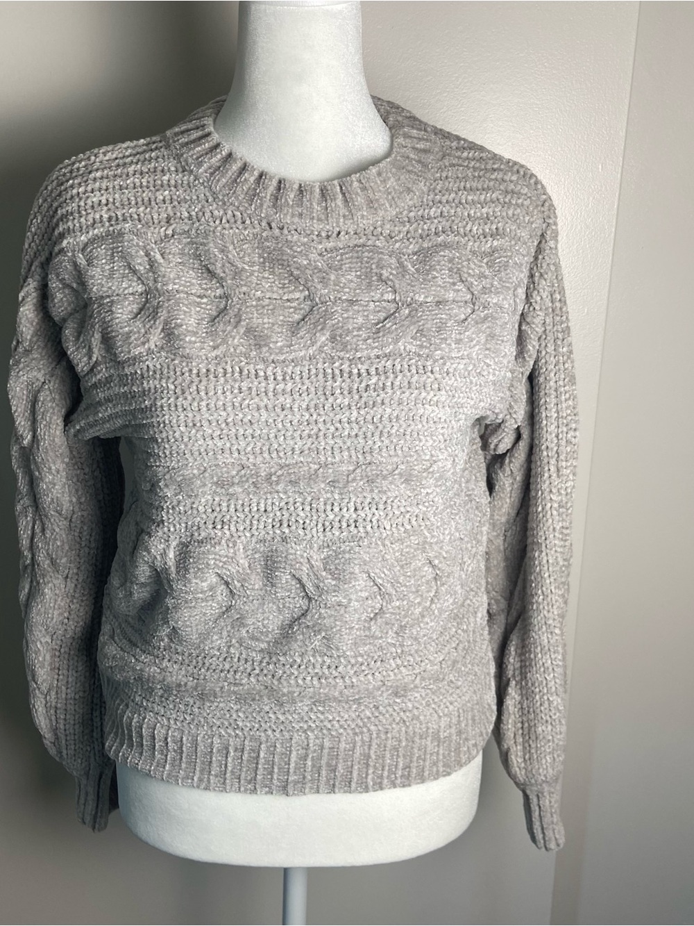 Pink Rose Cable Knit Crewneck Sweater - Light Gray